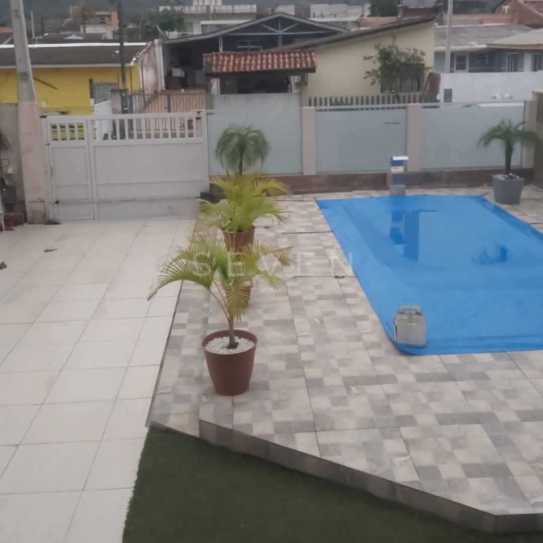 Sobrado em Matinhos com piscina, 4 quartos, edícula e a 850m d...