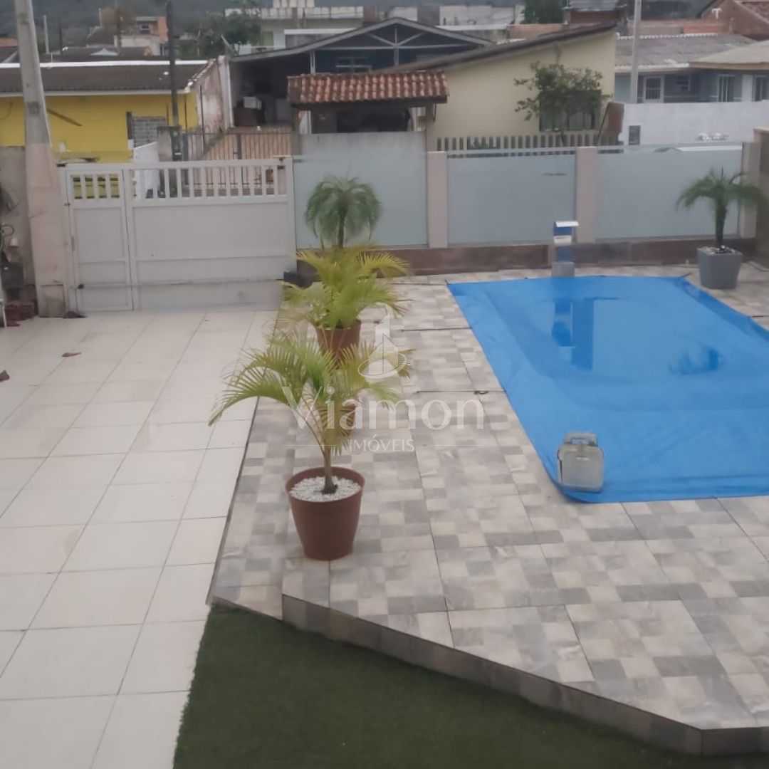 Sobrado em Matinhos com piscina, 4 quartos, edícula e a 850m d...