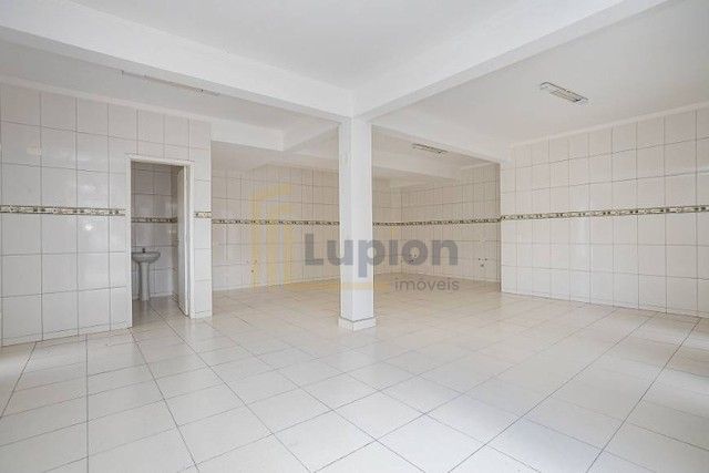 Sobrado com 3 Quartos, Loja no Térreo e Garagem para 5 Carros ...