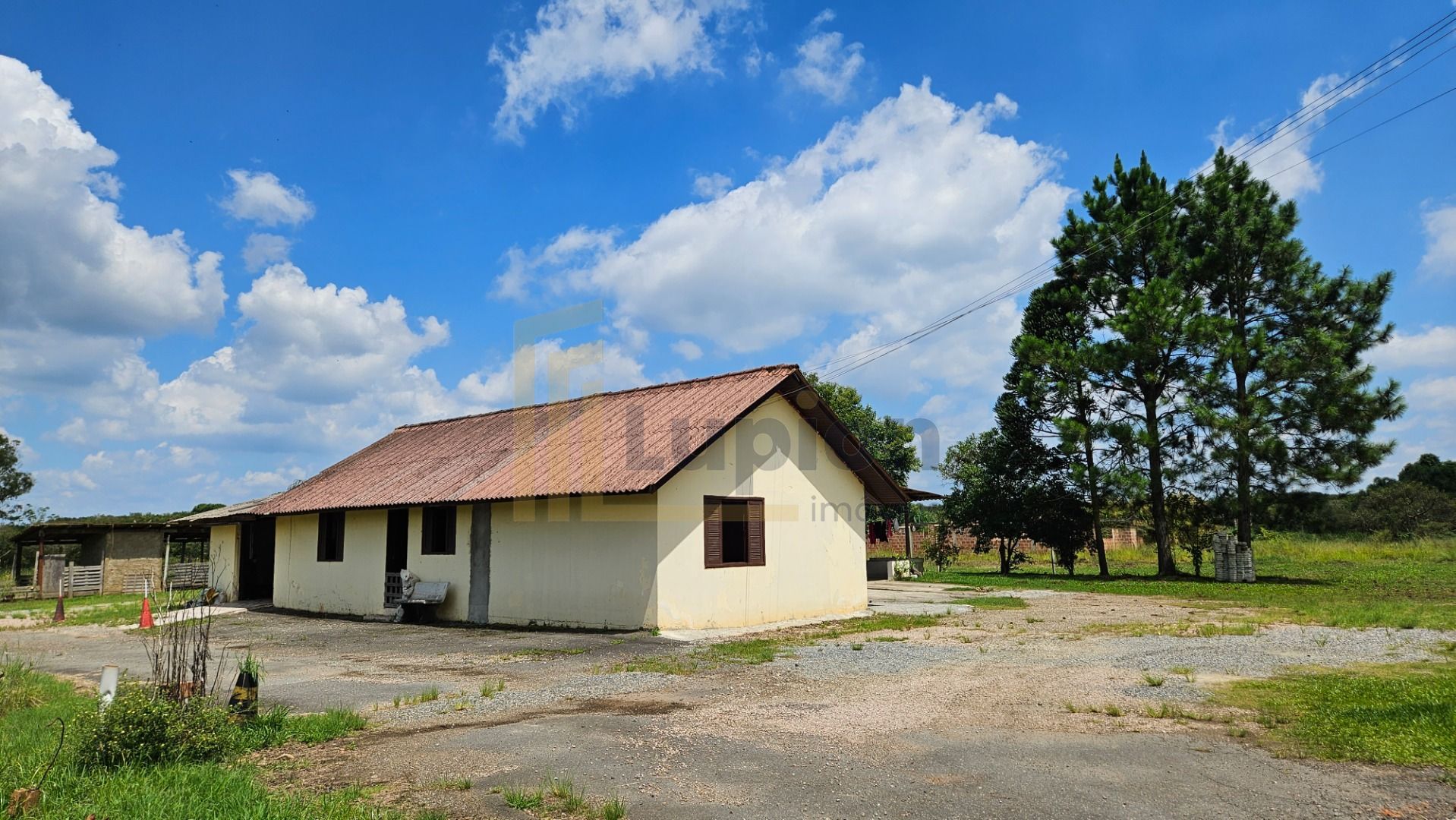 Área rural e urbana a 3 km do centro de Araucária com casa de ...