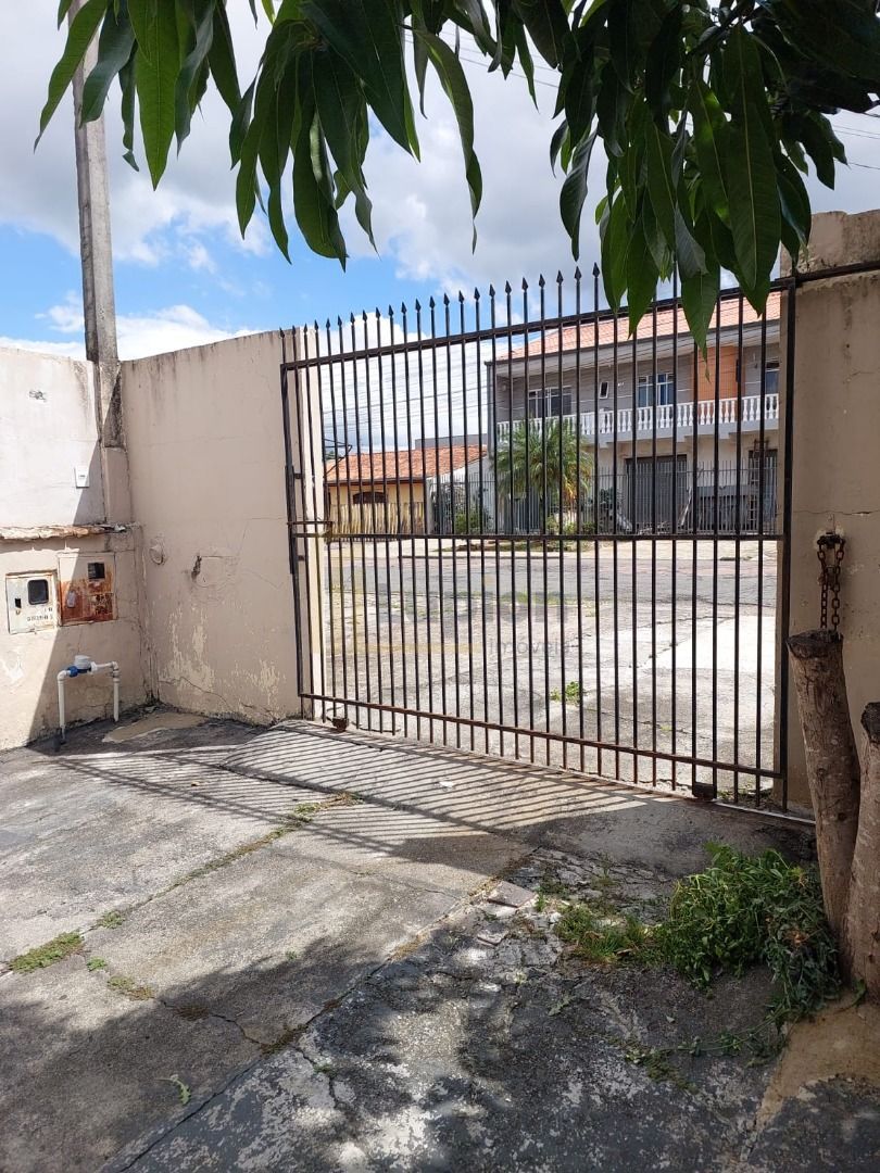 Terreno com Casa à Venda no Pinheirinho  Rua Tranquila e Excel...