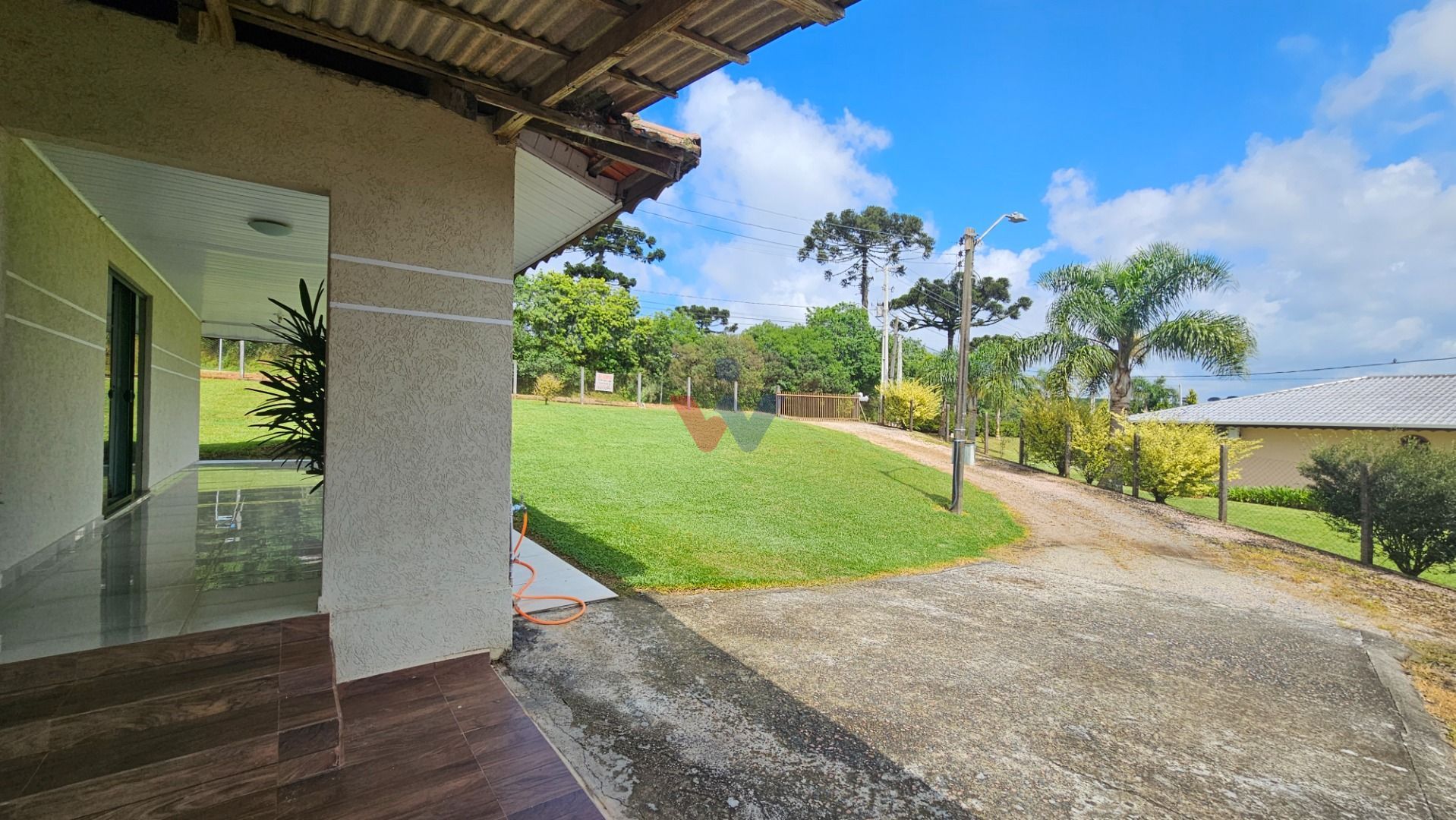 Viva no campo a 7km do centro  Chácara com casa, riacho e tanq...