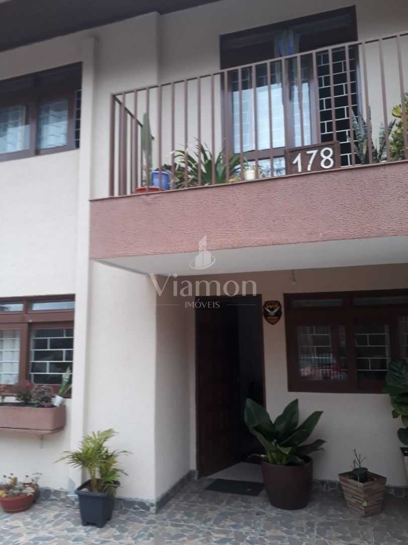 Sobrado com Quintal Amplo e Edícula no Guabirotuba  4 Quartos,...