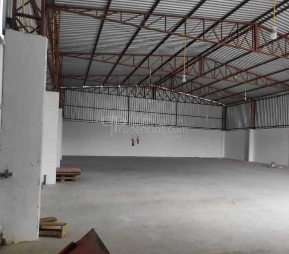 Terreno com Galpões em Colombo  Renda de R  23 mil mês, Invest...