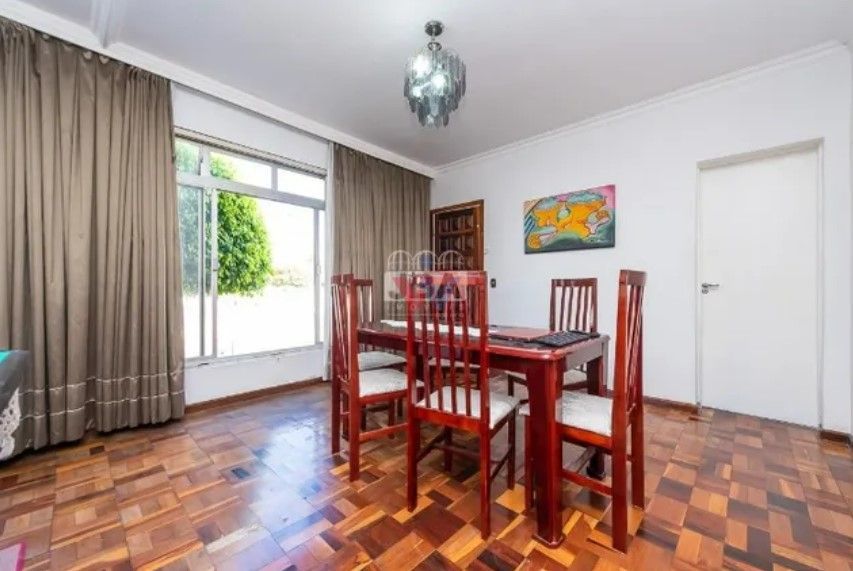 Casa espaçosa à venda no Parolin com 4 quartos, edícula e vaga...