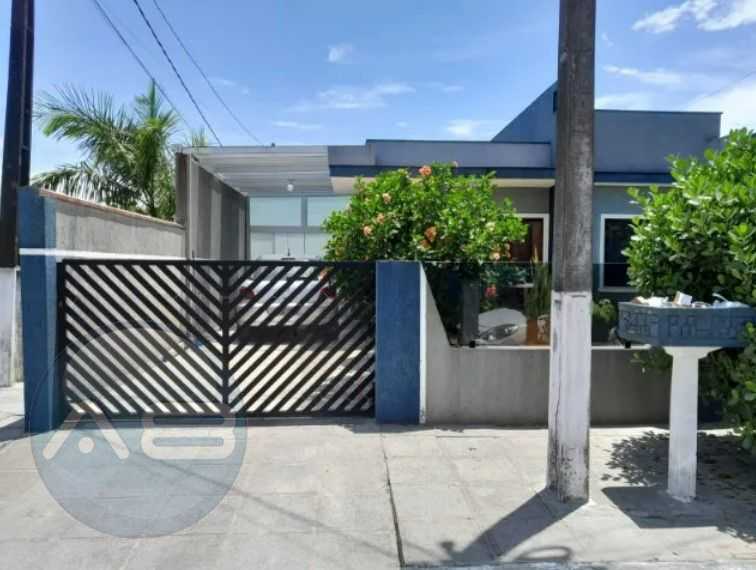 Casa à Venda a 500m do Mar com 2 Quartos, Churrasqueira e Garagem