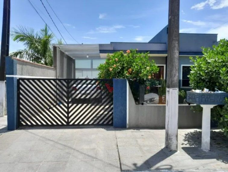 Casa à Venda a 500m do Mar com 2 Quartos, Churrasqueira e Garagem