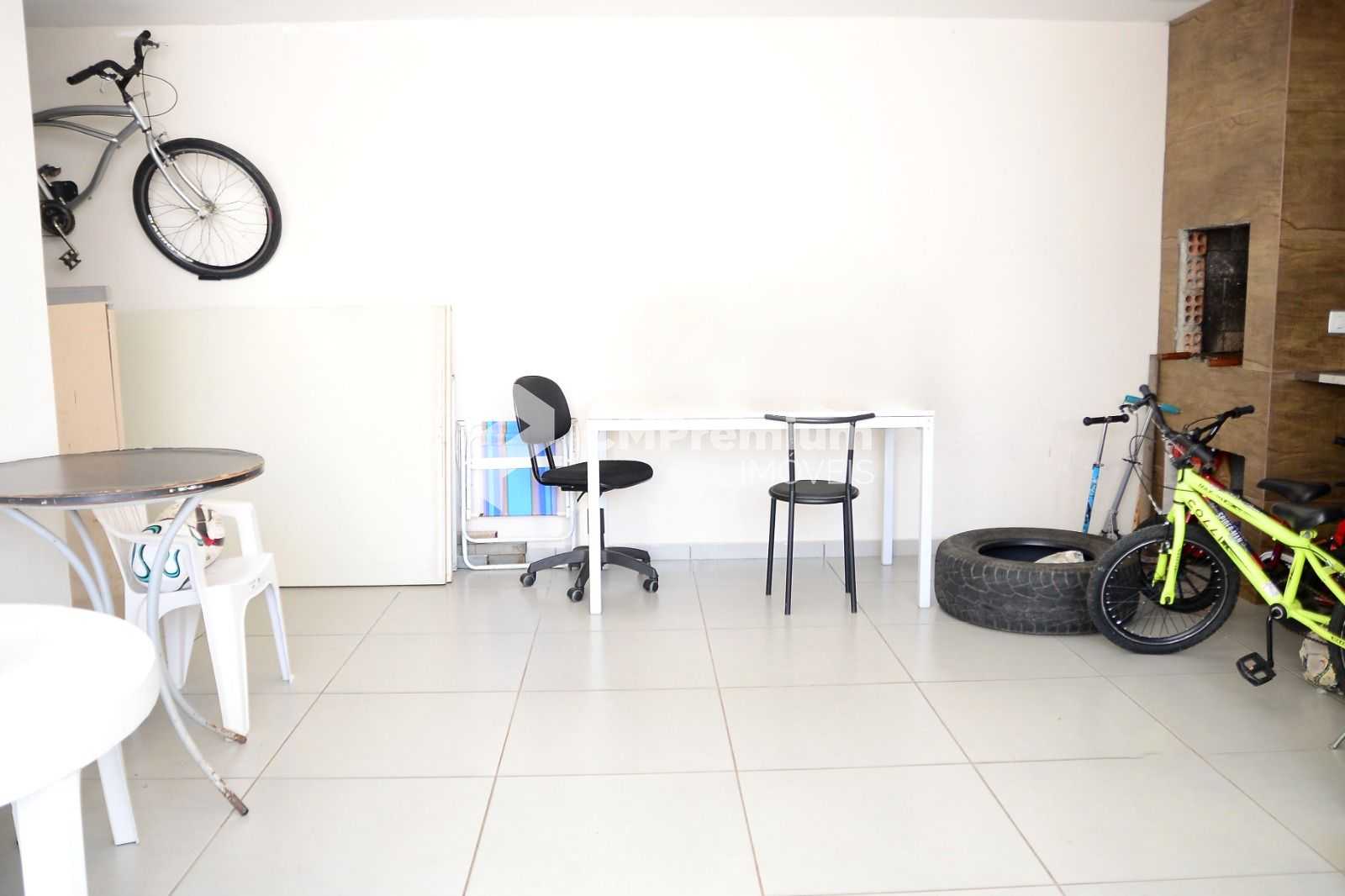 Casa ampla e elegante com suíte, lareira e espaço gourmet no P...