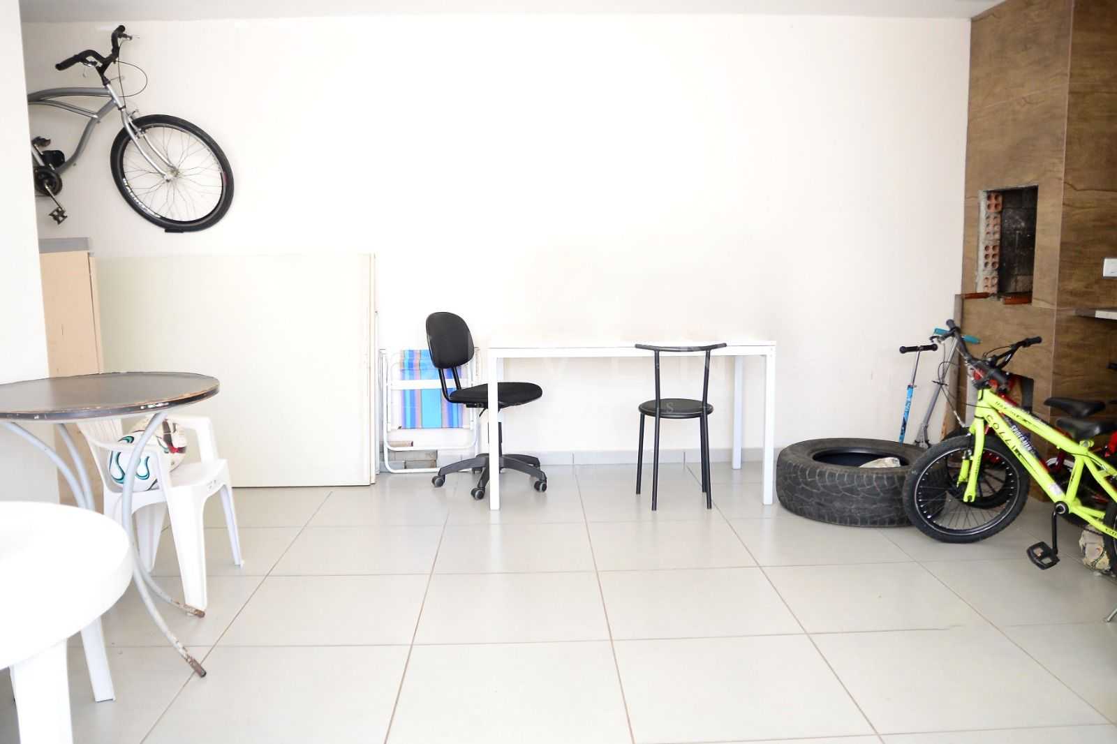 Casa ampla e elegante com suíte, lareira e espaço gourmet no P...