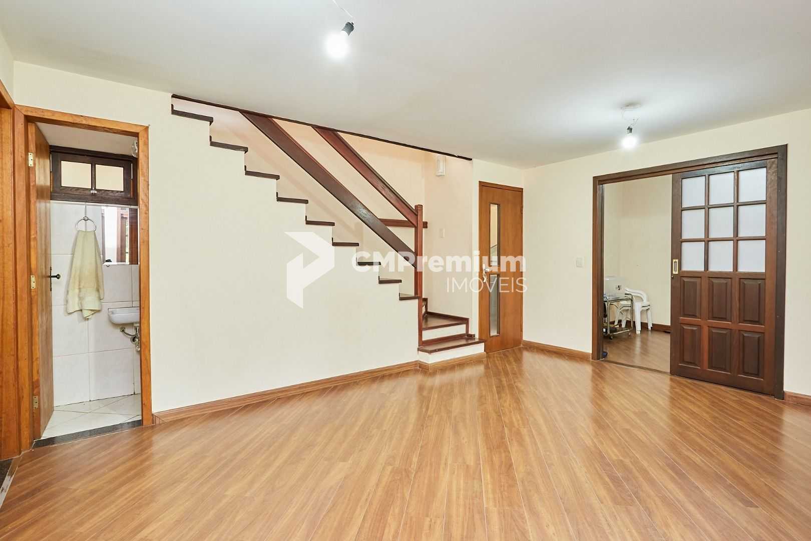 Casa ampla com suíte, edícula e varanda à venda na região do A...