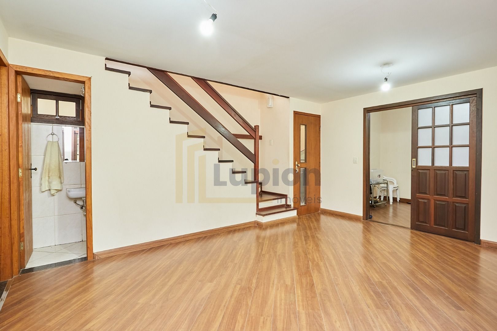 Casa ampla com suíte, edícula e varanda à venda na região do A...