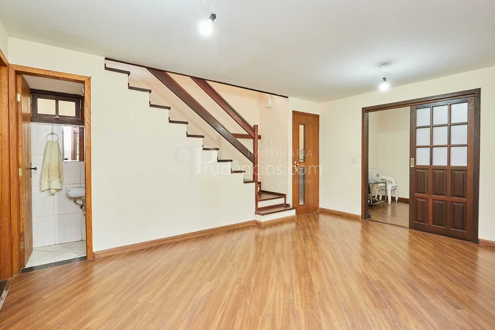 Casa ampla com suíte, edícula e varanda à venda na região do A...