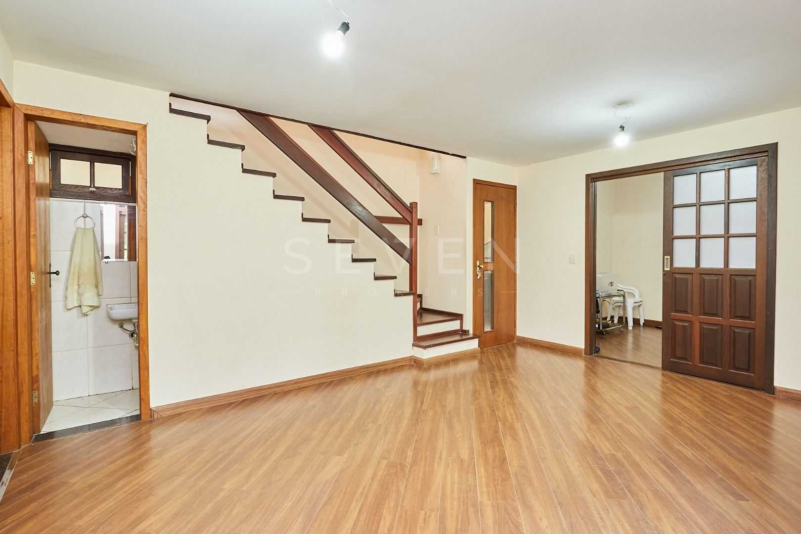 Casa ampla com suíte, edícula e varanda à venda na região do A...