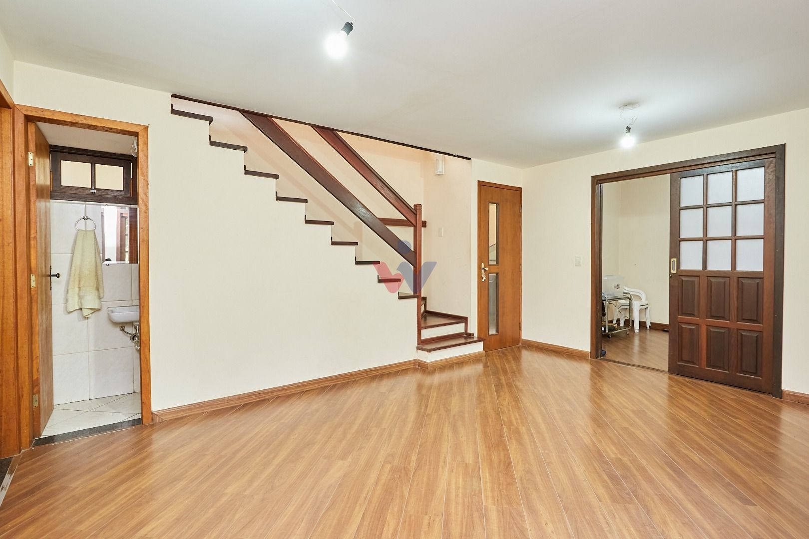 Casa ampla com suíte, edícula e varanda à venda na região do A...