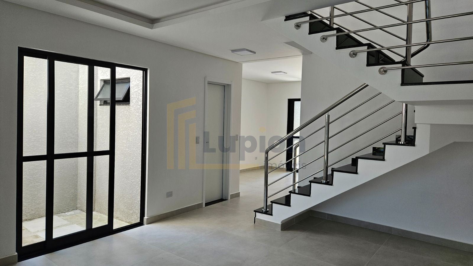 Sobrado 03 quartos, sendo 1 Suíte com hidromassagem, Fazenda V...