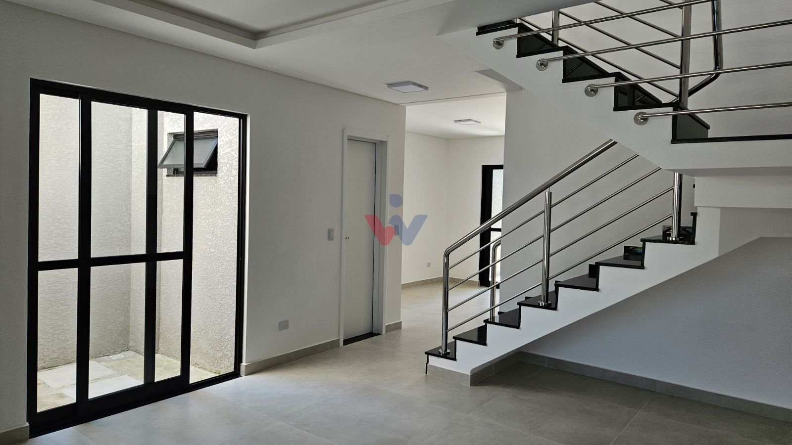 Sobrado 03 quartos, sendo 1 Suíte com hidromassagem em Araucária