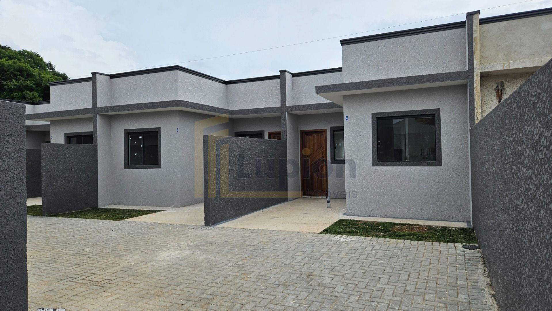 Casa aconchegante em condomínio seguro com amplo terreno