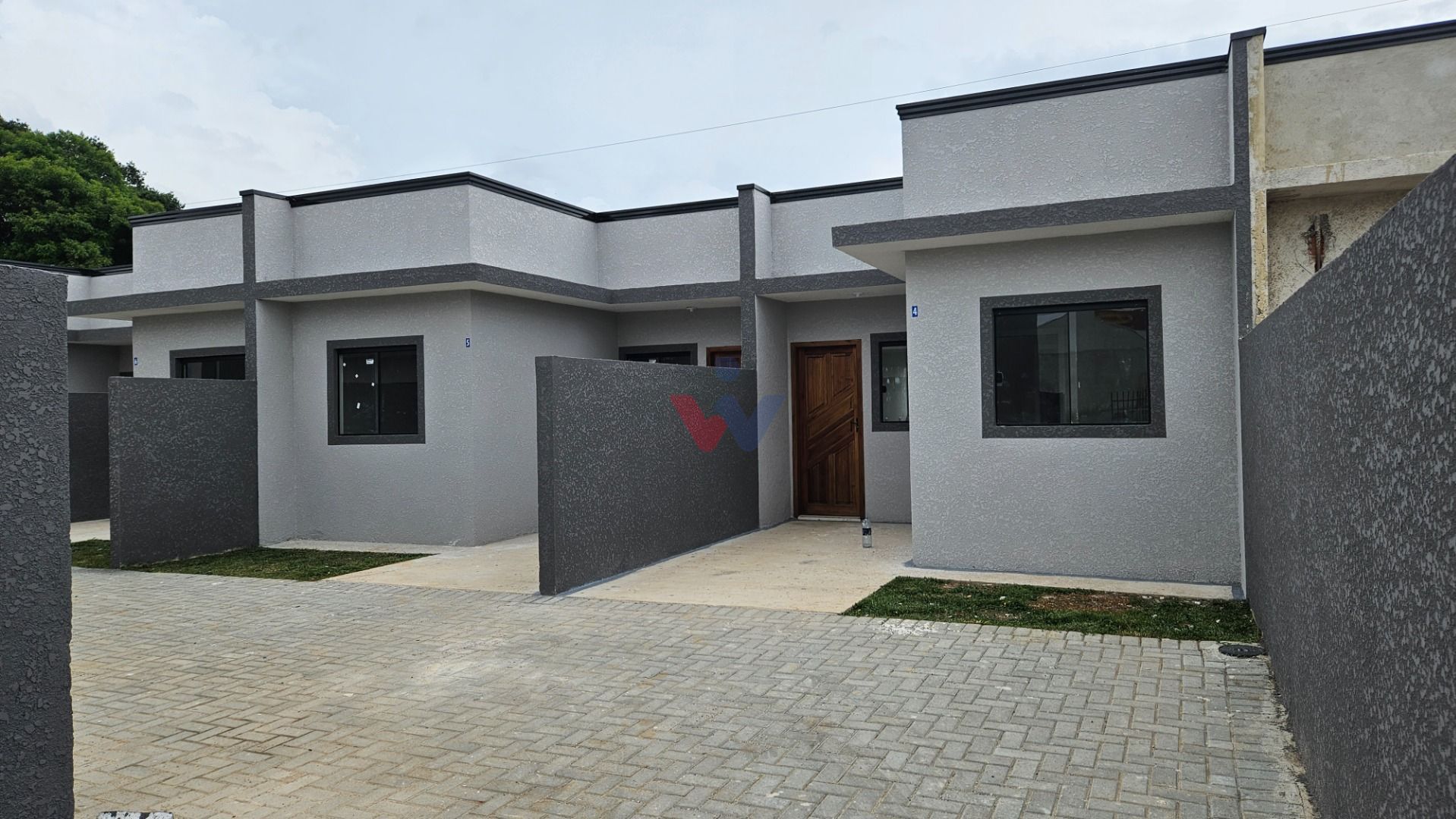 Casa aconchegante em condomínio seguro com amplo terreno