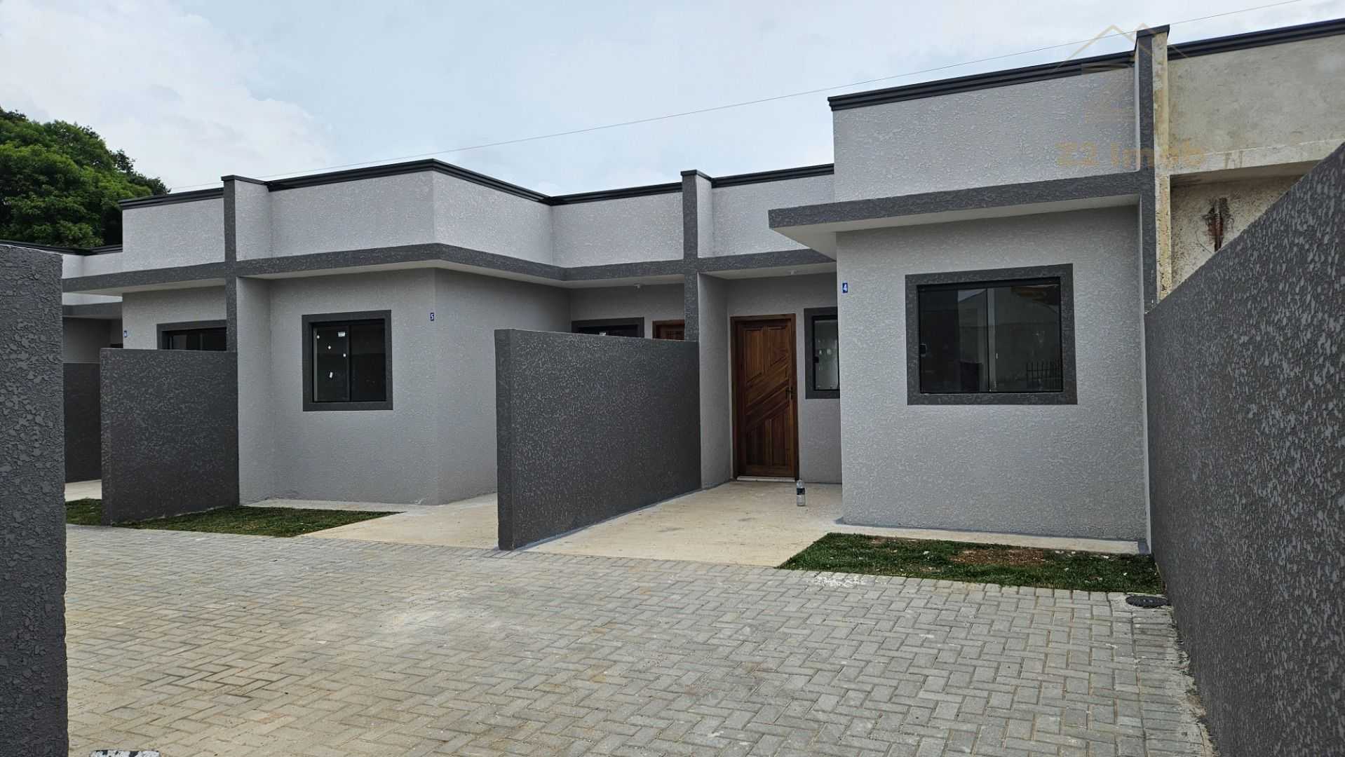 Casa aconchegante em condomínio seguro com amplo terreno