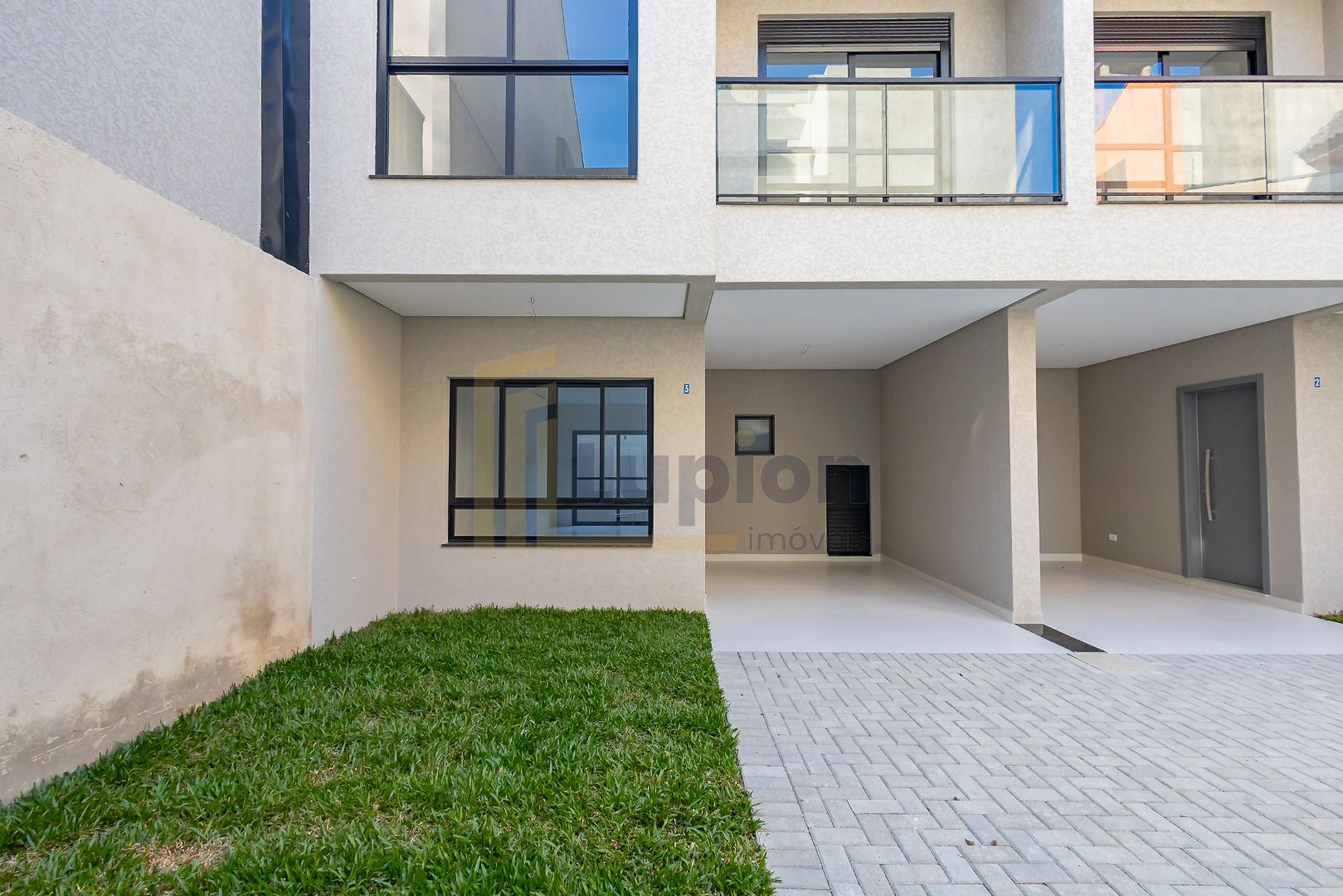 3 Unidades Residenciais Modernas com Terraço e Garagem em Loca...