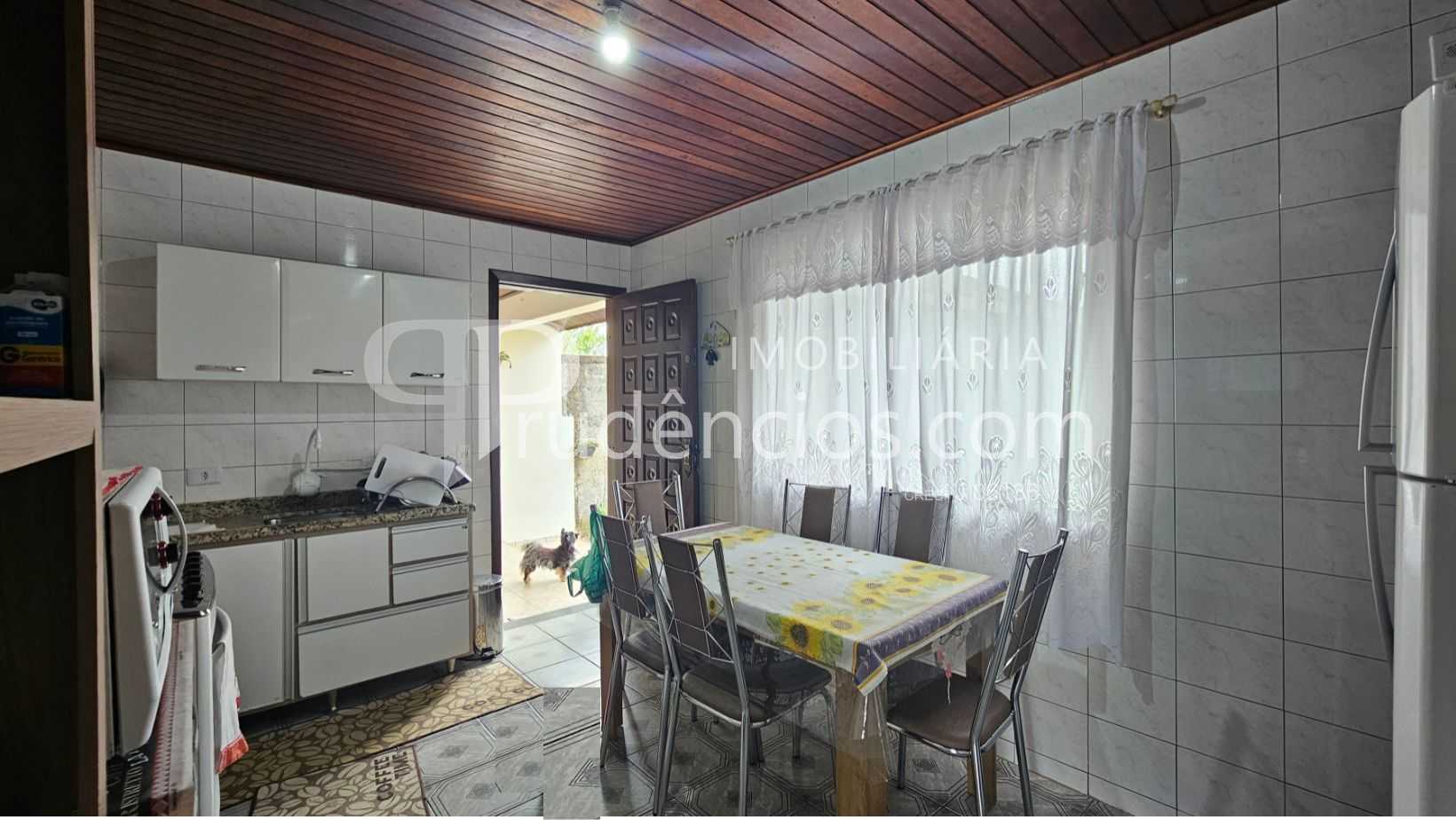 Casa espaçosa à venda em Araucária com excelente terreno e loc...