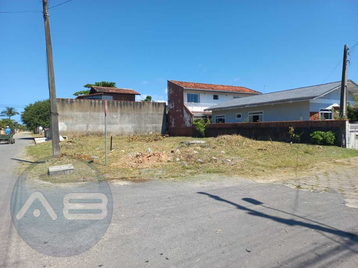 Terreno de Esquina na Praia de Enseada  252 m  a 350 m do Mar