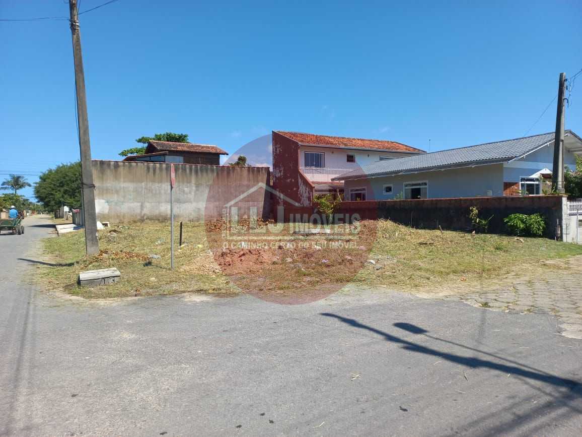 Terreno de Esquina na Praia de Enseada  252 m  a 350 m do Mar