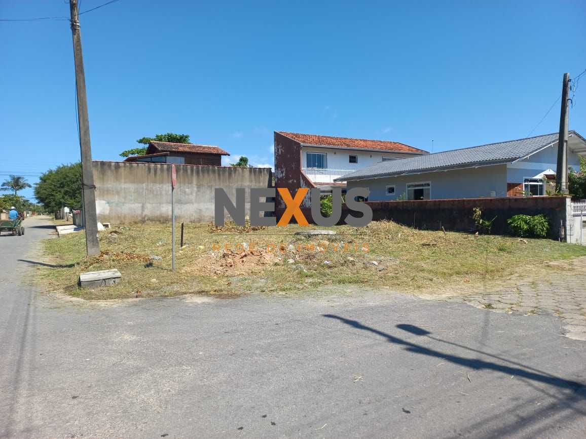 Terreno de Esquina na Praia de Enseada  252 m  a 350 m do Mar