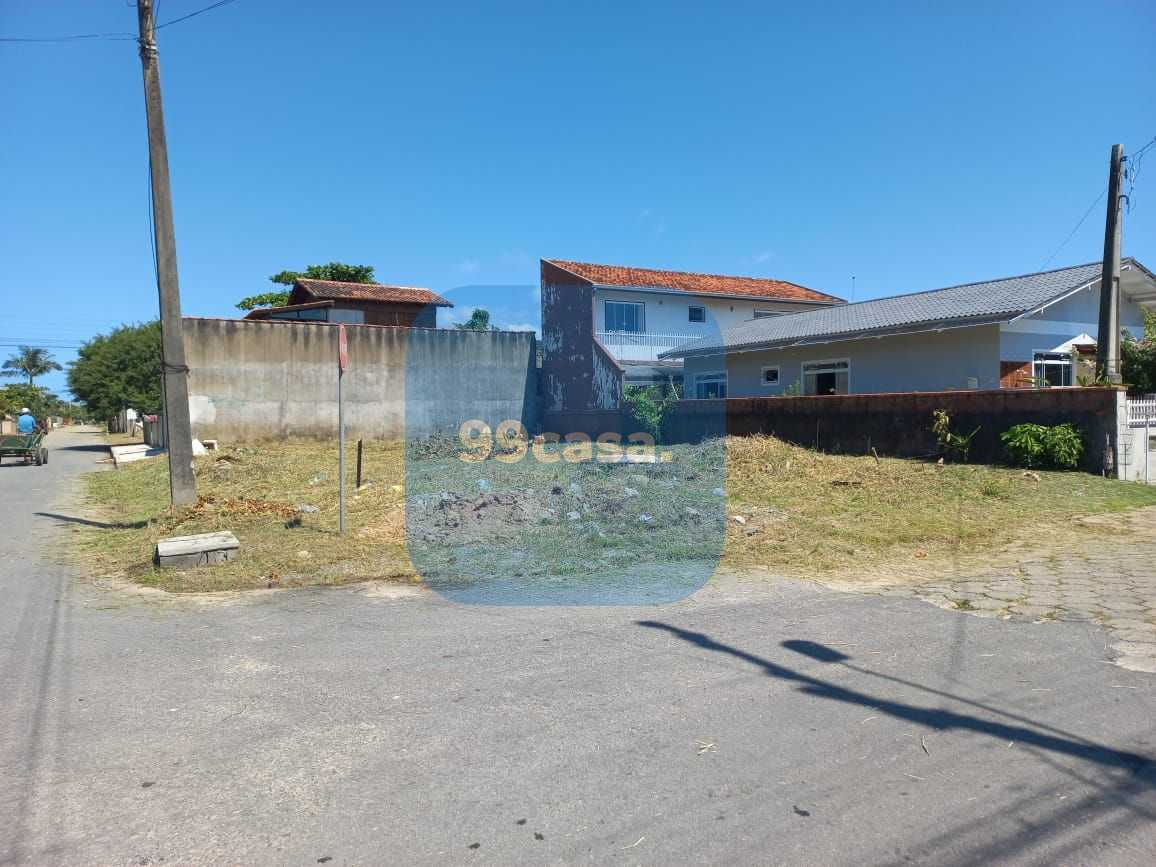 Terreno de Esquina na Praia de Enseada  252 m  a 350 m do Mar