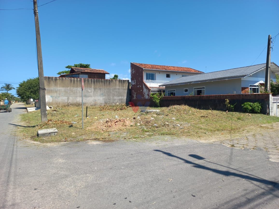 Terreno de Esquina na Praia de Enseada  252 m  a 350 m do Mar