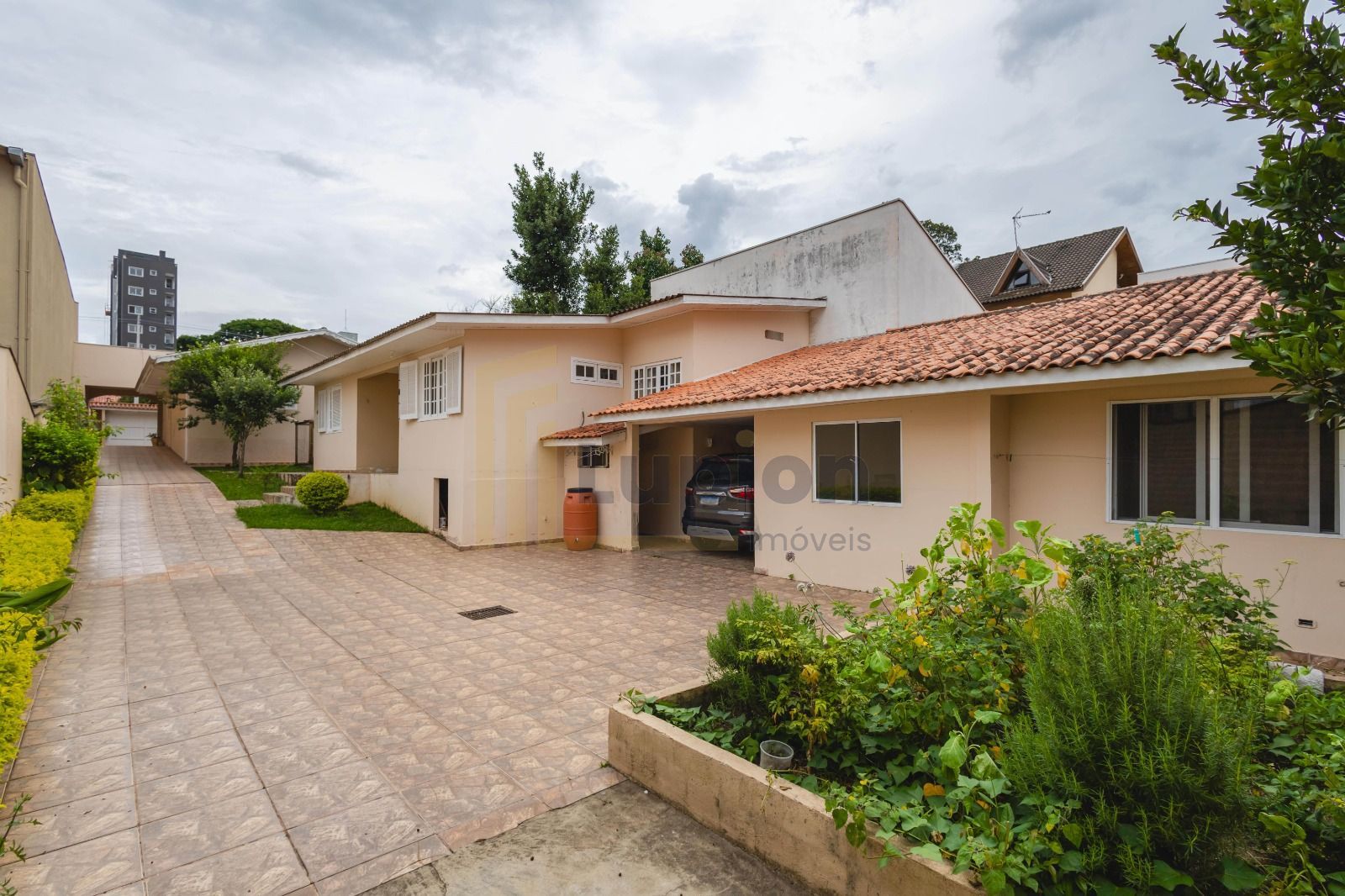 Casa térrea   2 imóveis no terreno | 3 casas e vagas para 10 c...