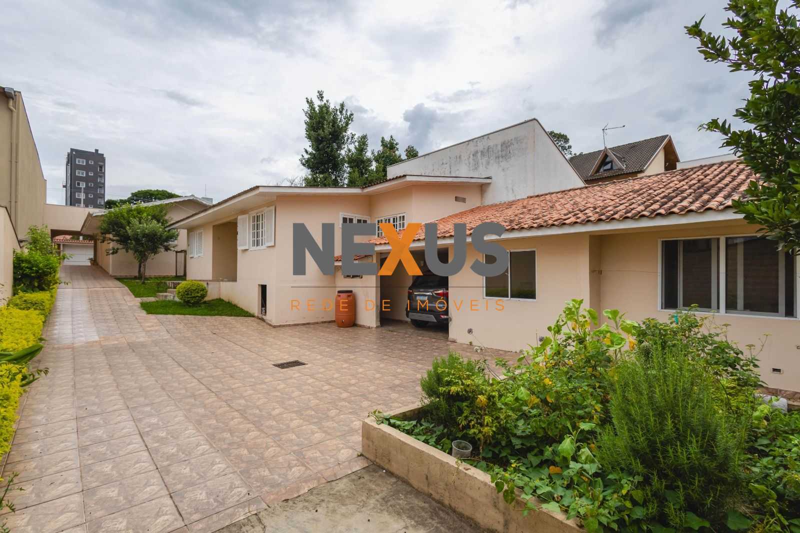 3 imóveis no terreno | 3 casas e vagas para 10 carros no Portão