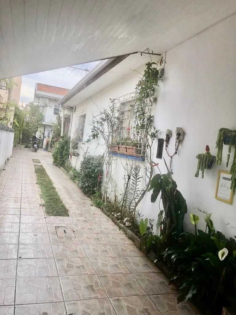 Excelente imóvel com duas casas independentes no Vale do Pinhã...