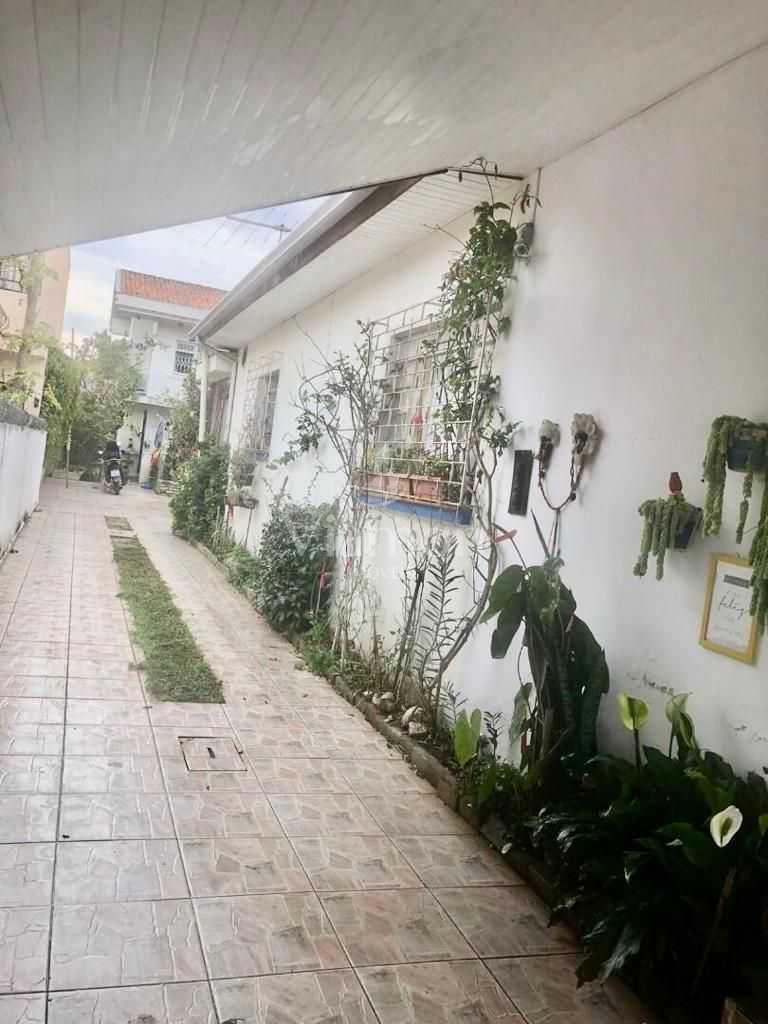 Excelente imóvel com duas casas independentes no Vale do Pinhã...