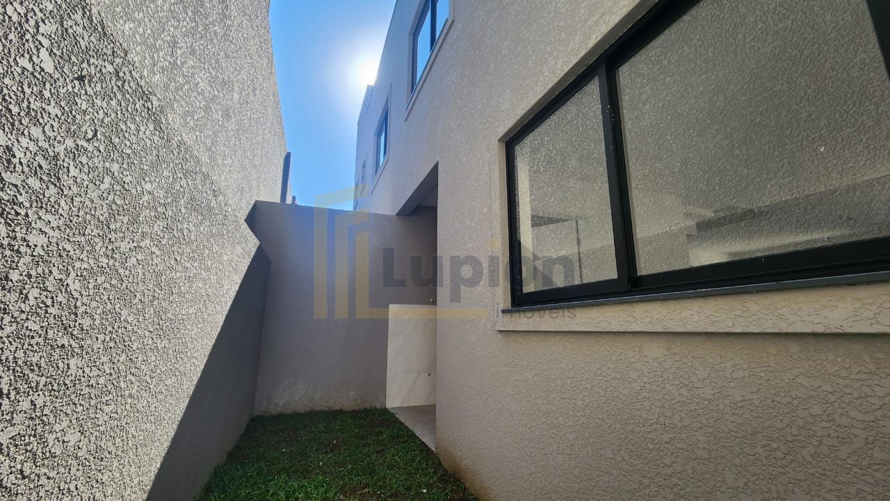 Sobrado à Venda no Santa Cândida  3 Quartos, Suíte e 2 Vagas