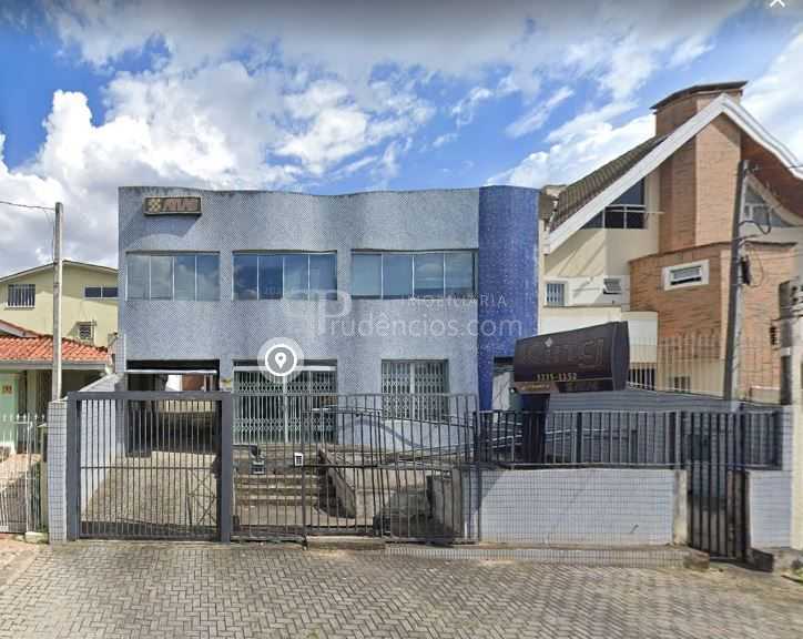 Casa Comercial nos Mercês  Amplo Espaço e Localização Estratégica
