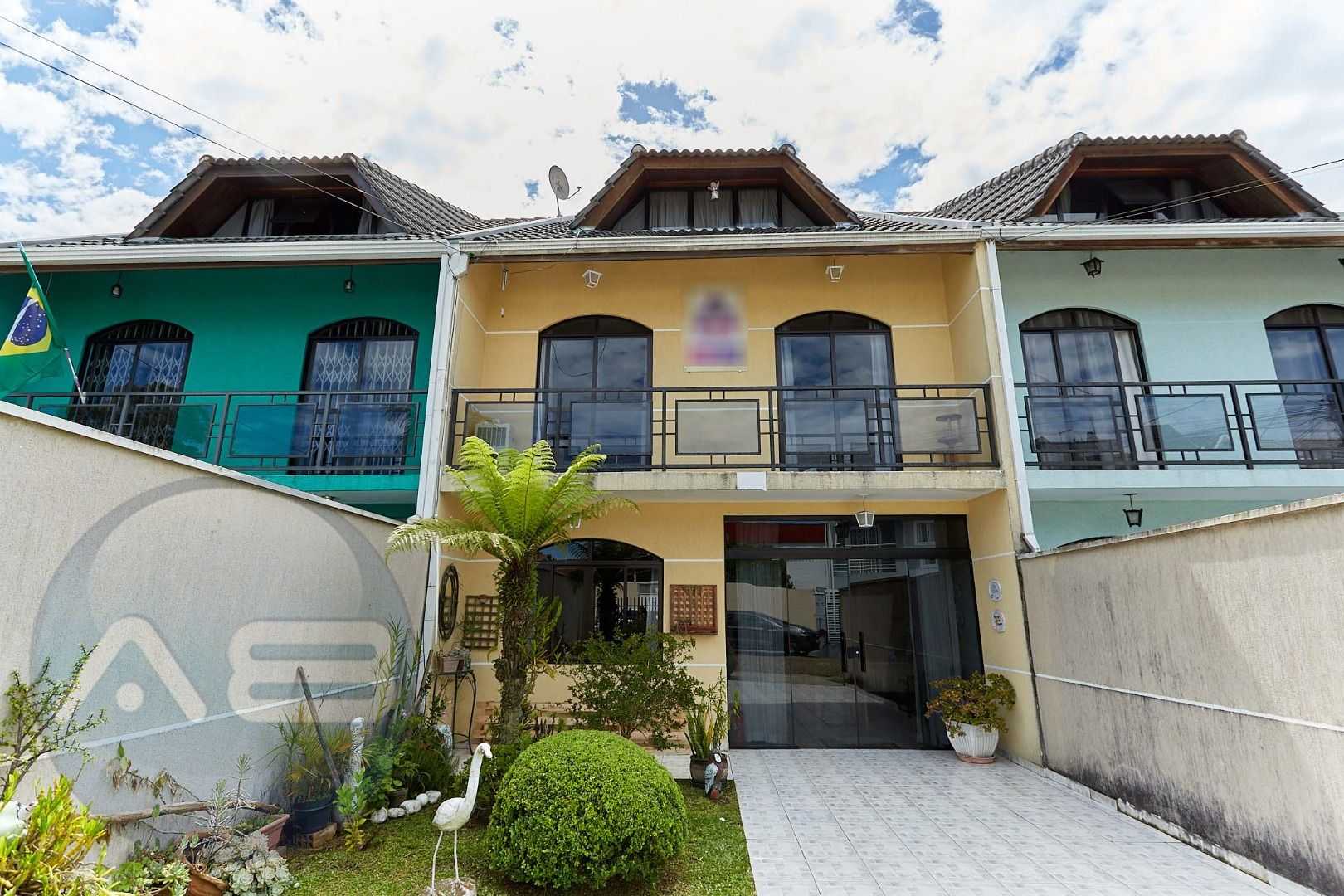 Sobrado amplo e ensolarado em Pinhais com quintal e ótima loca...