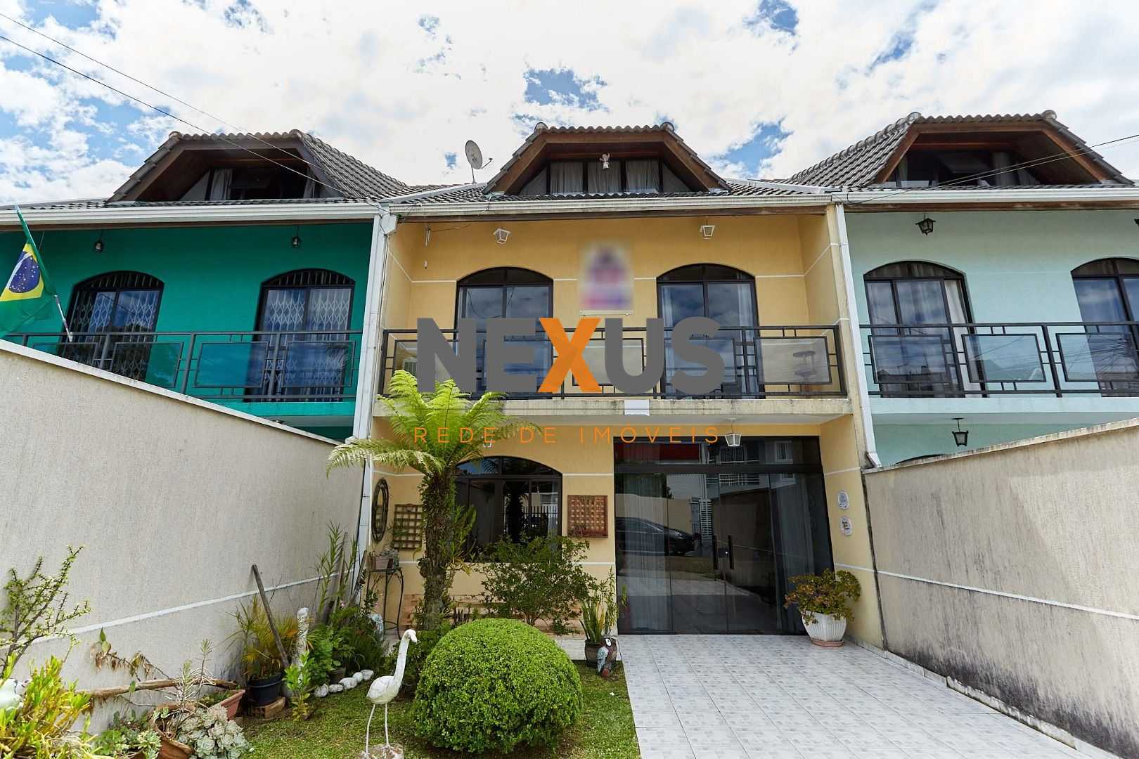 Sobrado amplo e ensolarado em Pinhais com quintal e ótima loca...