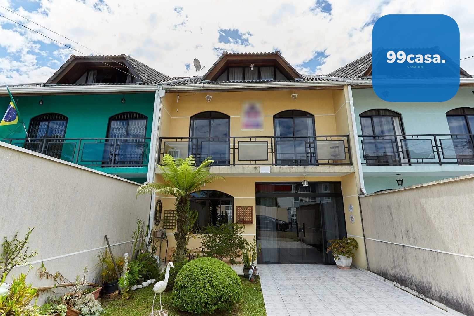 Sobrado amplo e ensolarado em Pinhais com quintal e ótima loca...