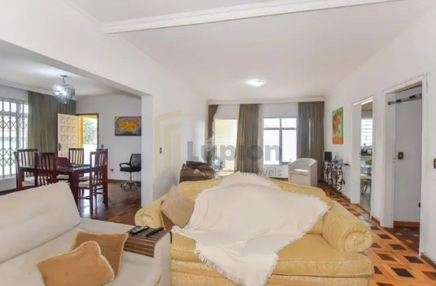 Casa espaçosa à venda no Parolin com 4 quartos, edícula e vaga...