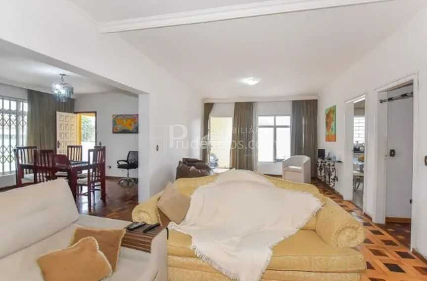 Casa espaçosa à venda no Parolin com 4 quartos, edícula e vaga...