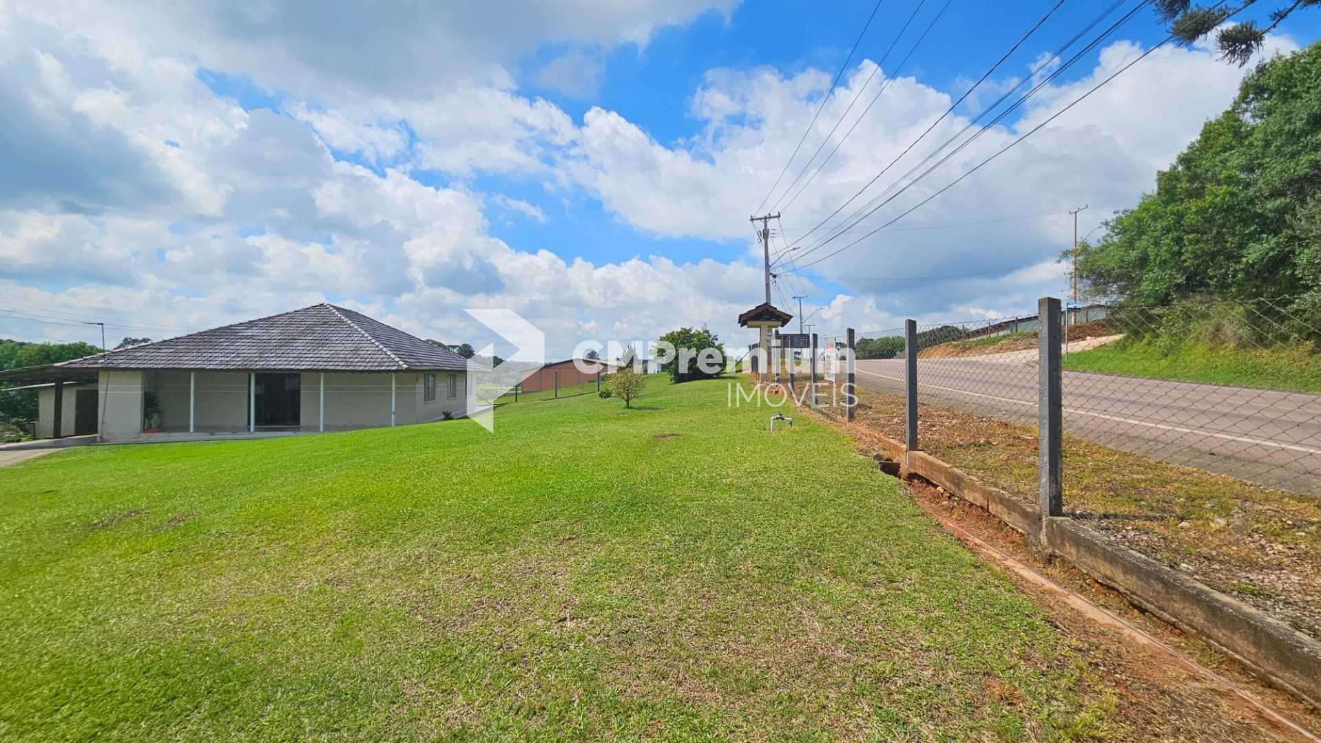 Viva no campo a 7km do centro  Chácara com casa, riacho e tanq...