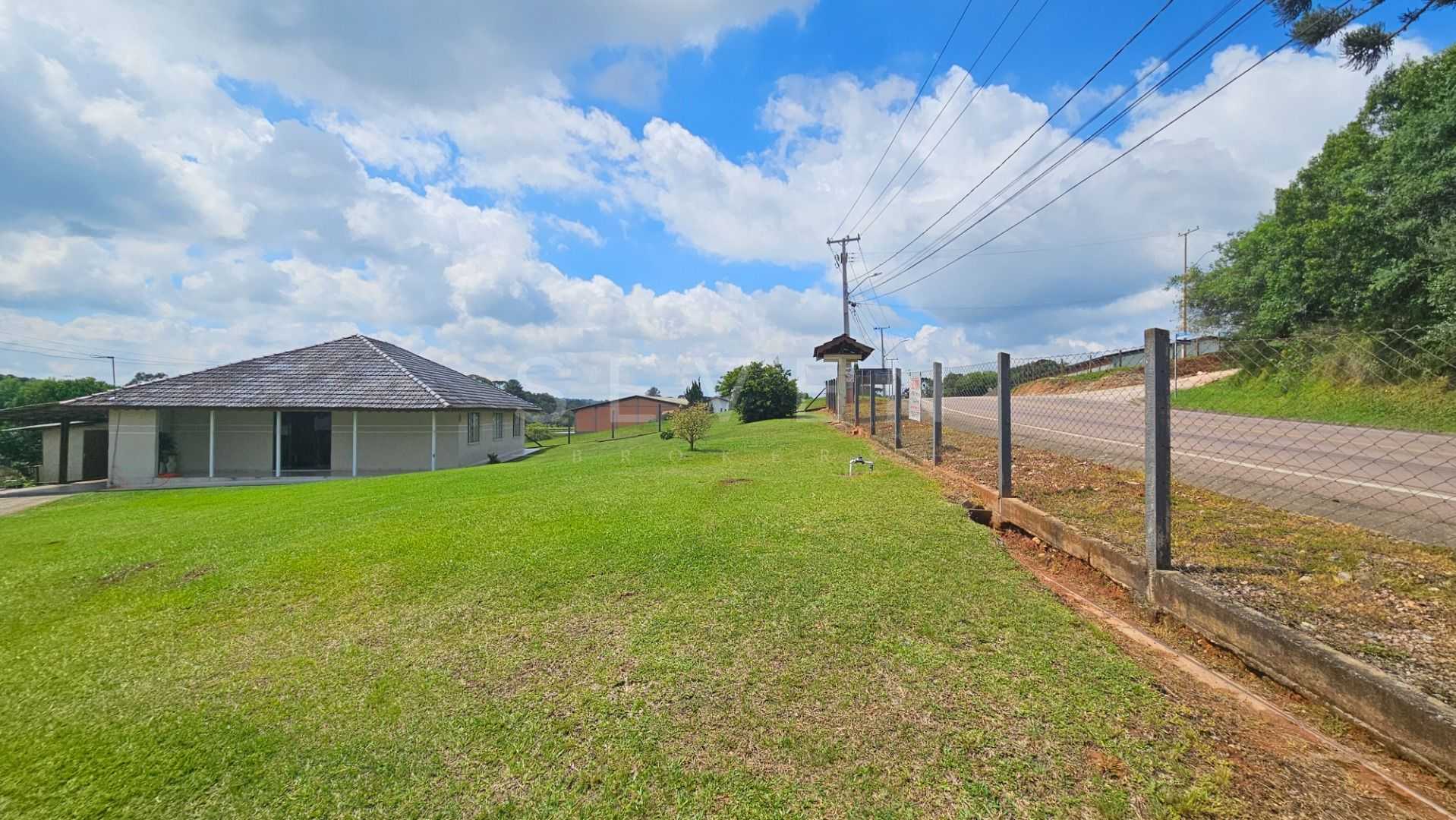 Viva no campo a 7km do centro  Chácara com casa, riacho e tanq...