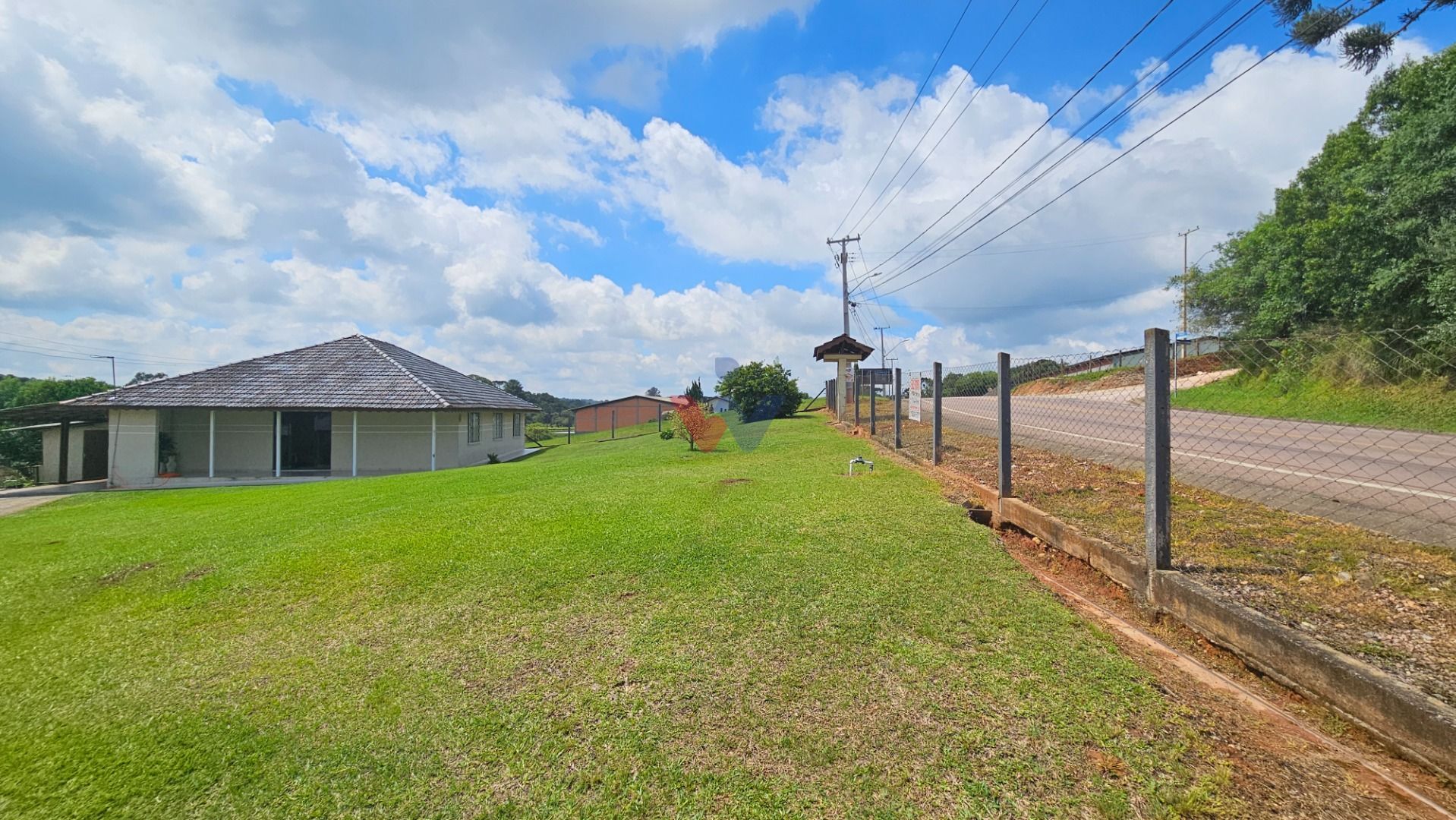 Viva no campo a 7km do centro  Chácara com casa, riacho e tanq...