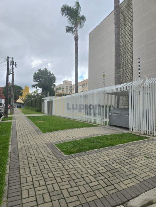 Apartamento ensolarado no Portão com 3 quartos, garagem cobert...