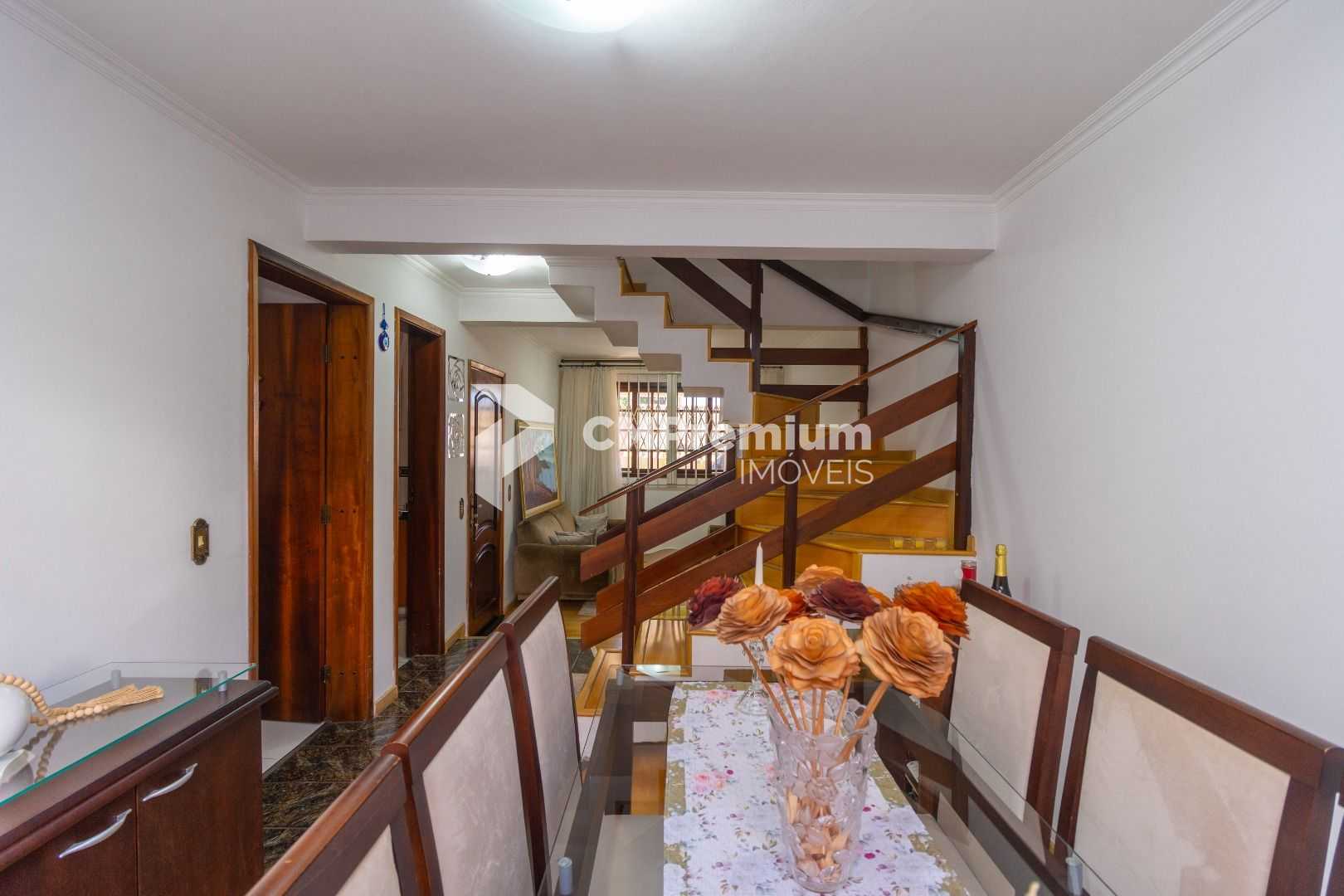 Sobrado Triplex 129m  em Condomínio Fechado no Portão  Seguran...