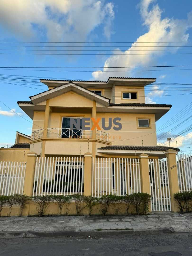 Triplex Espaçoso no Centro de Campo Largo com 3 Quartos, Suíte...