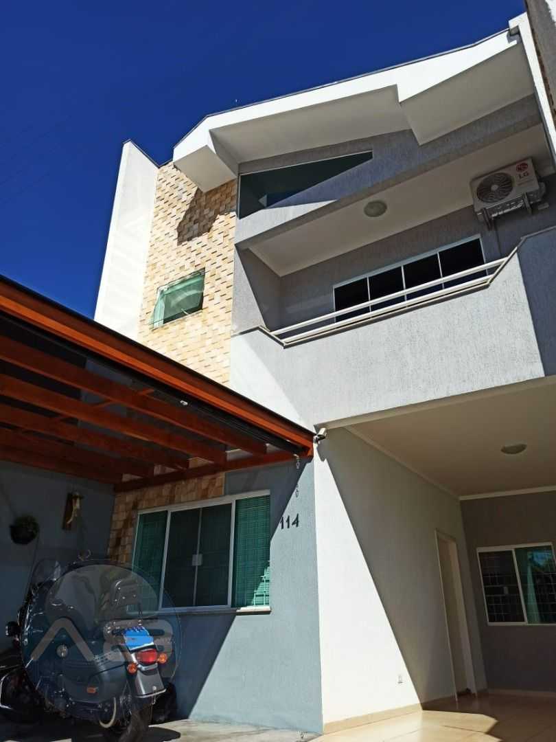 Sobrado com Piscina e 3 Quartos no Jardim Fregadolli  Maringá PR