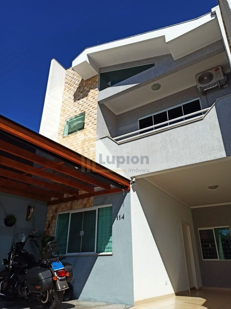 Sobrado com Piscina e 3 Quartos no Jardim Fregadolli  Maringá PR