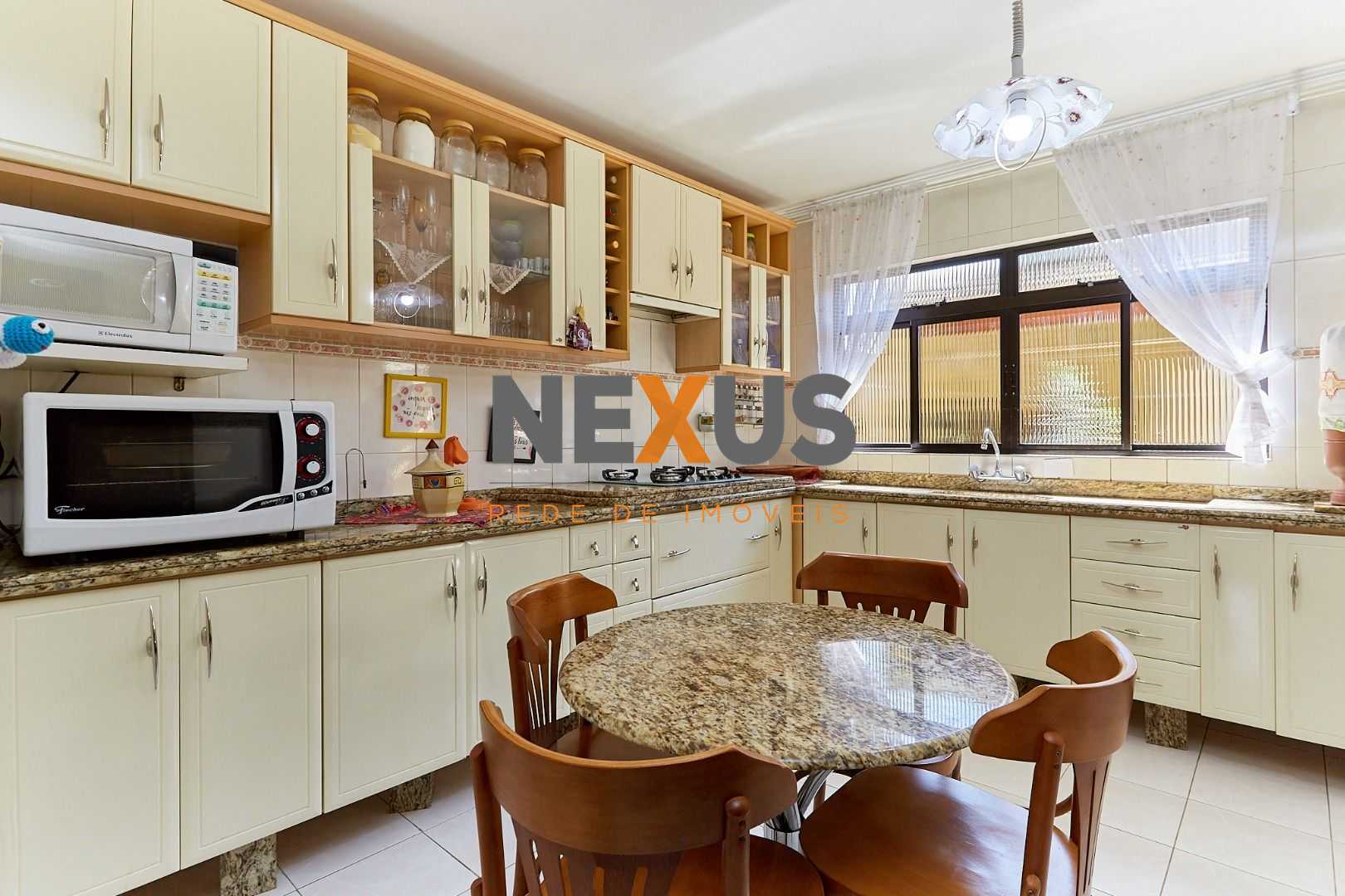 Sobrado amplo e ensolarado em Pinhais com quintal e ótima loca...